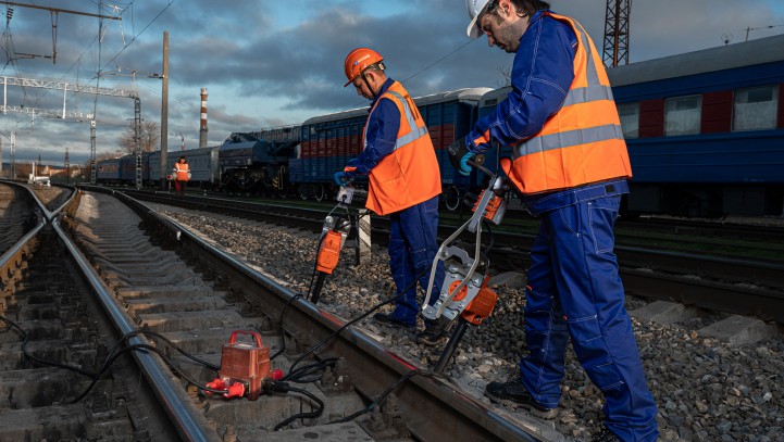 Operaio travolto dalla macchina rincalzatrice: responsabile il preposto-direttore di cantiere.